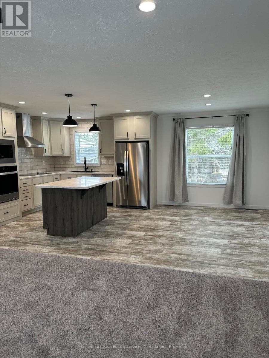 212 SPRUCE DRIVE photo 5