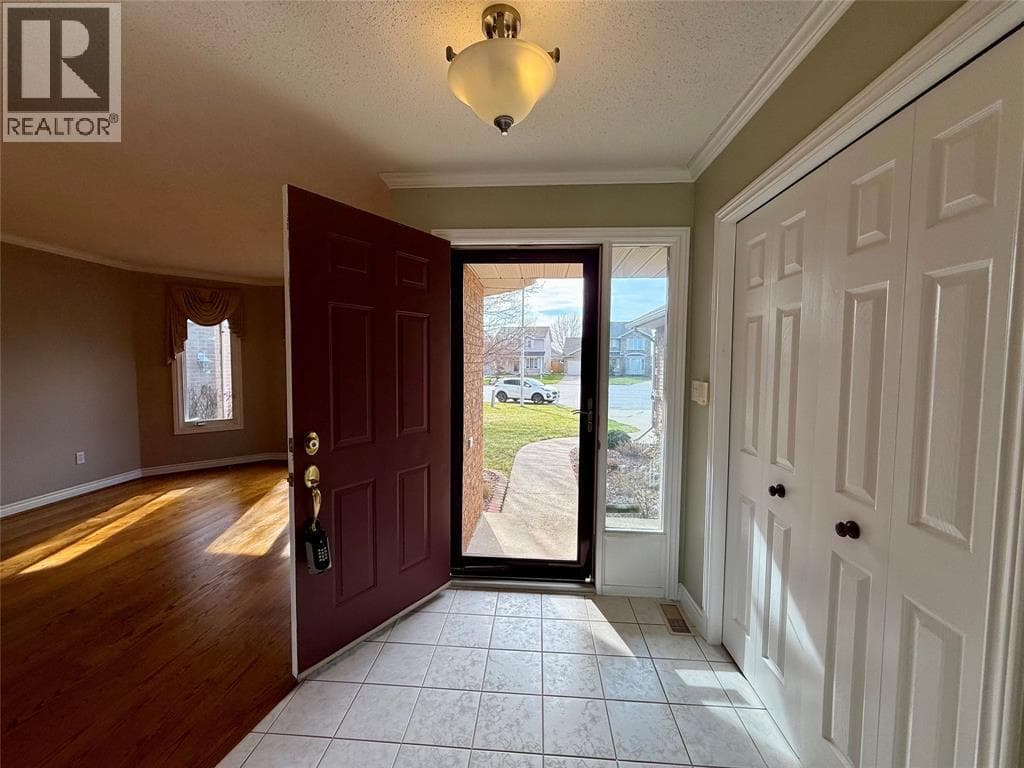362 Manor COURT photo 3