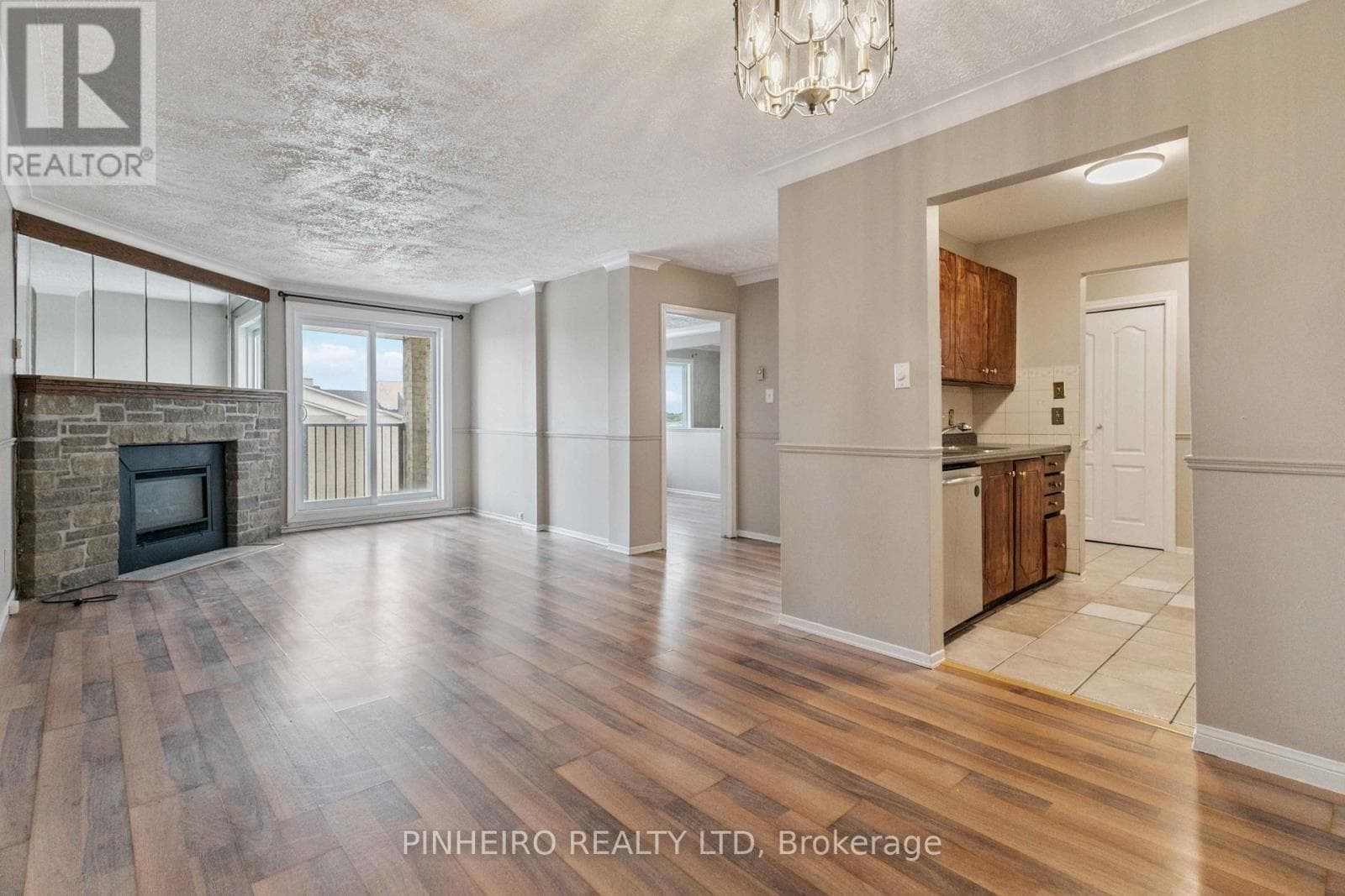 309 - 727 DEVERON CRESCENT photo 4