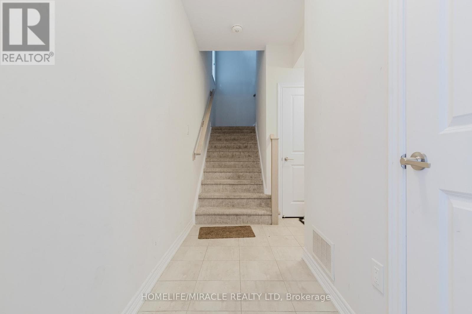 92 - 10 BIRMINGHAM DRIVE photo 3