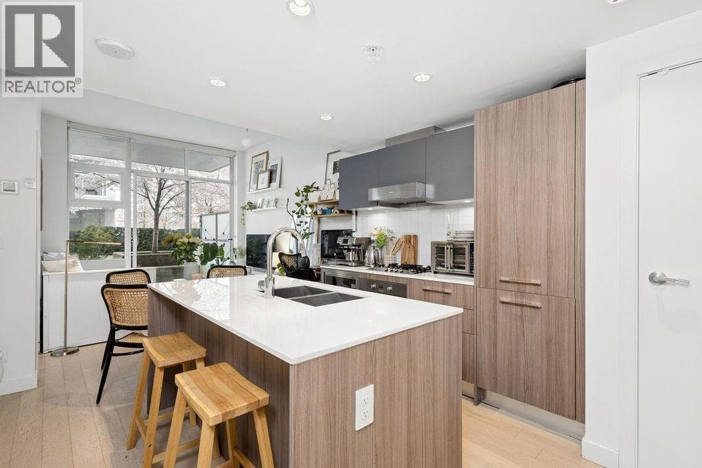 328 2220 KINGSWAY STREET photo 5