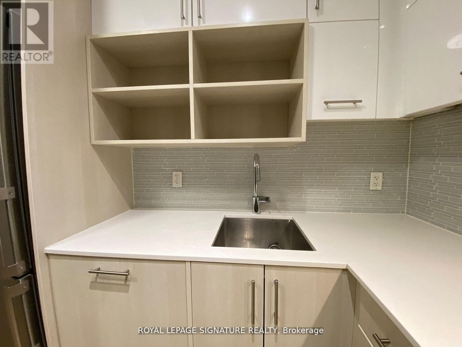 807 - 150 FAIRVIEW MALL DRIVE photo 4