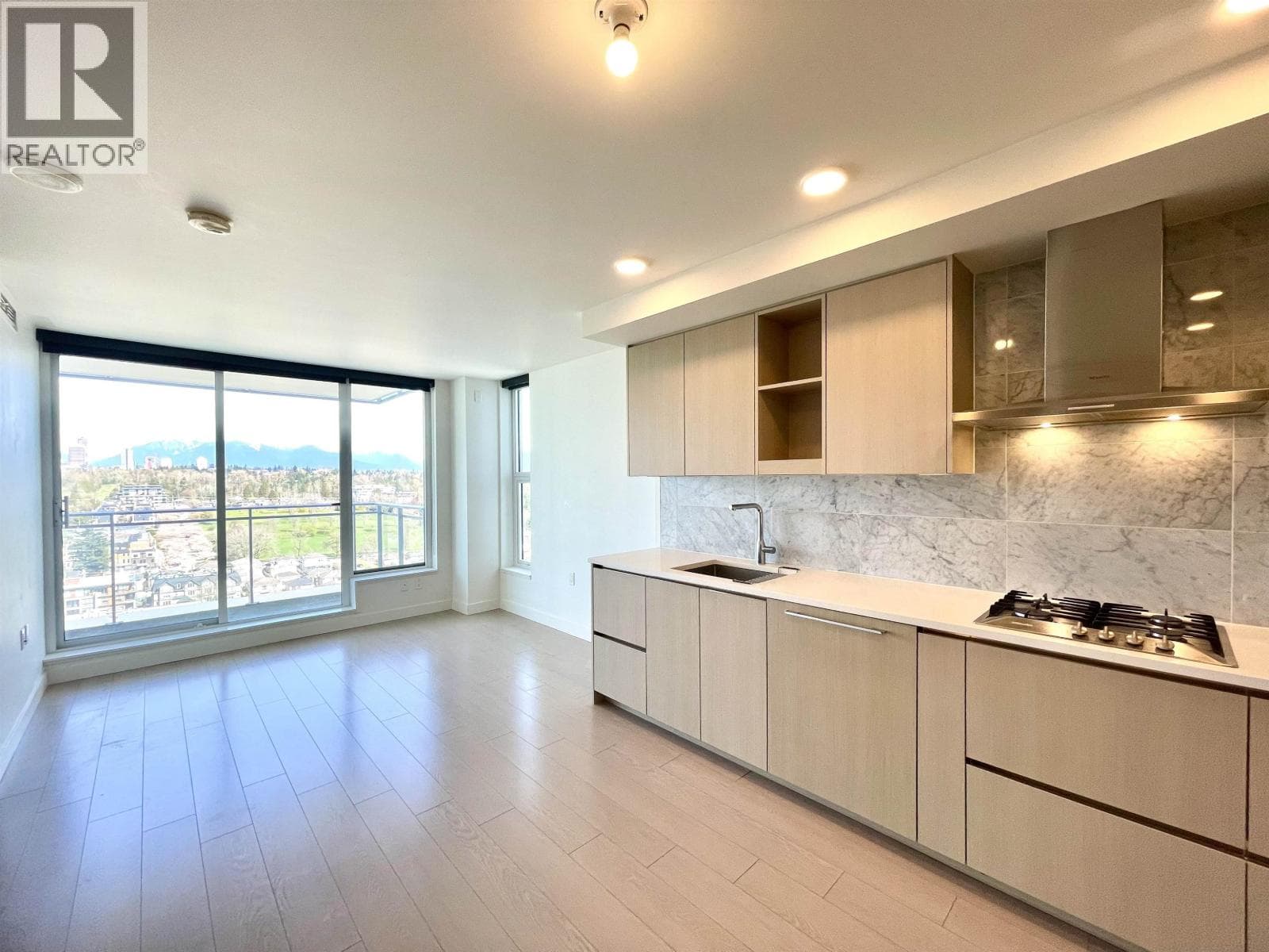 2708 455 SW MARINE DRIVE photo 3
