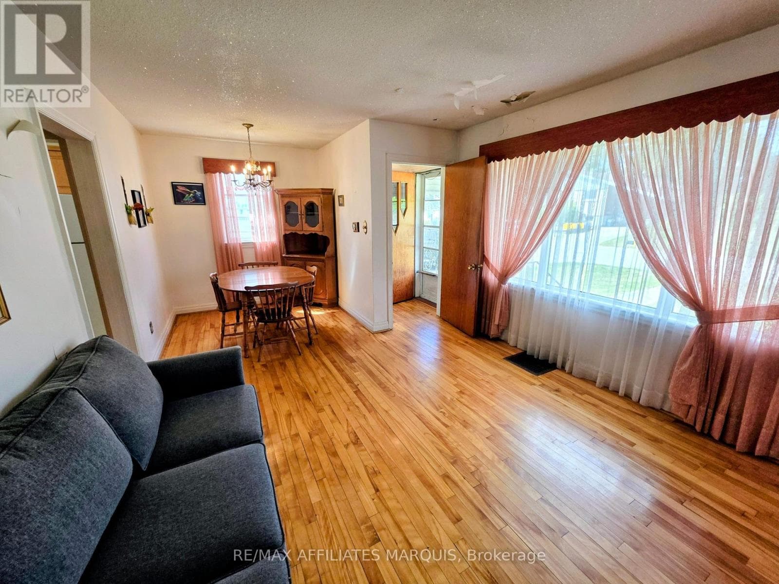 41 ELGIN STREET W photo 2