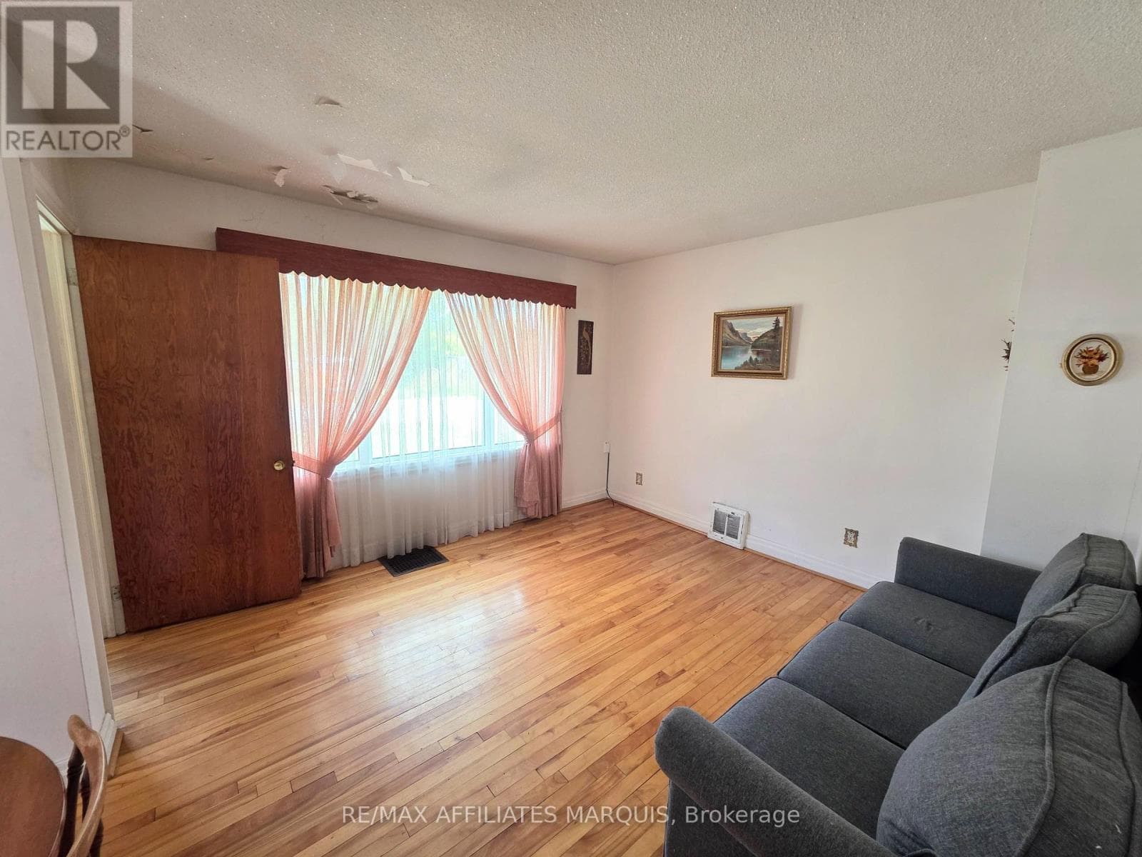 41 ELGIN STREET W photo 4