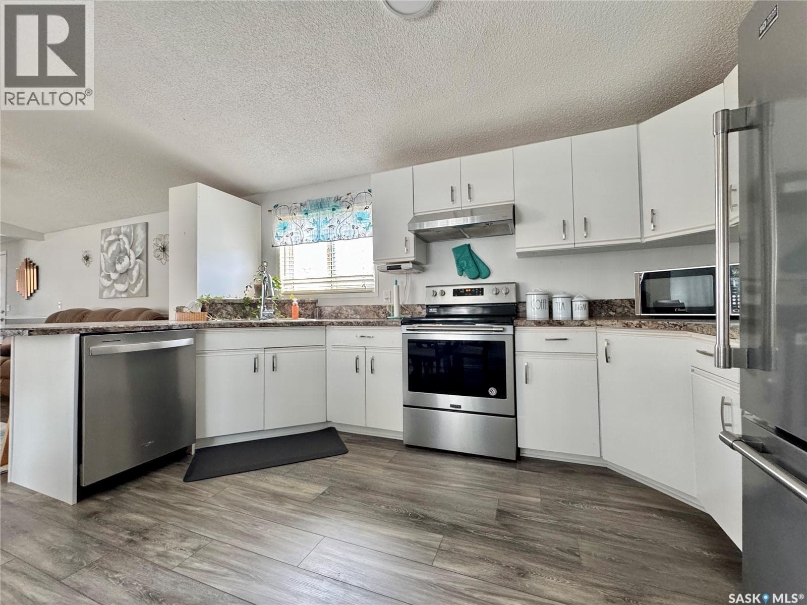 317 Riedel AVENUE E photo 3