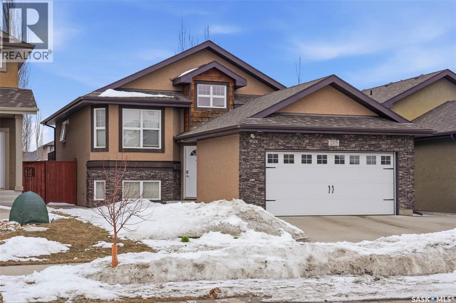 215 Snell CRESCENT photo 2