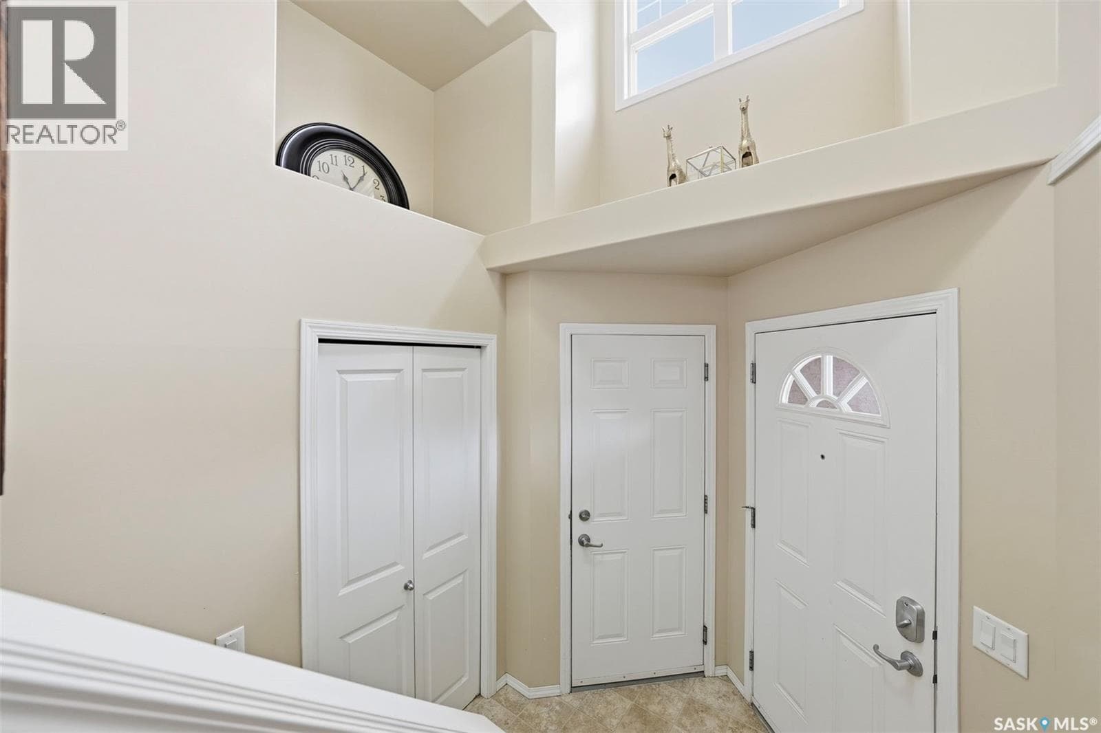 215 Snell CRESCENT photo 3