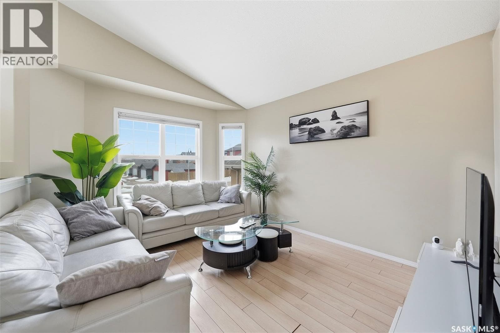 215 Snell CRESCENT photo 4