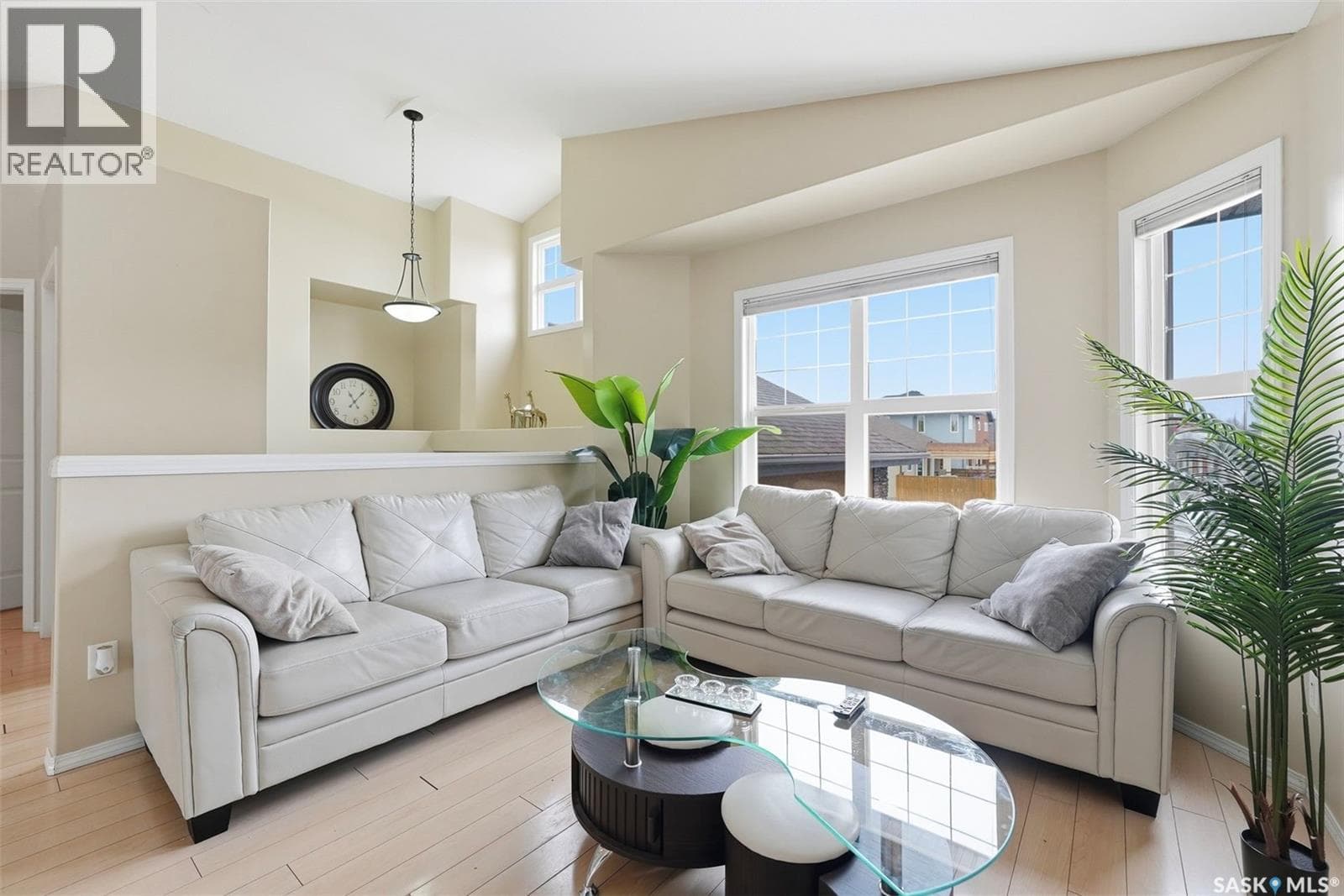 215 Snell CRESCENT photo 5
