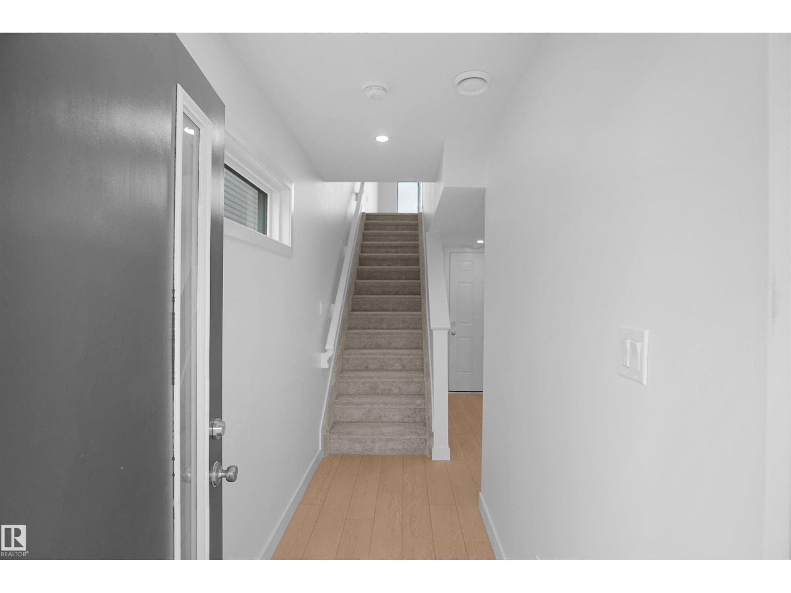 930 19 AV NW photo 2