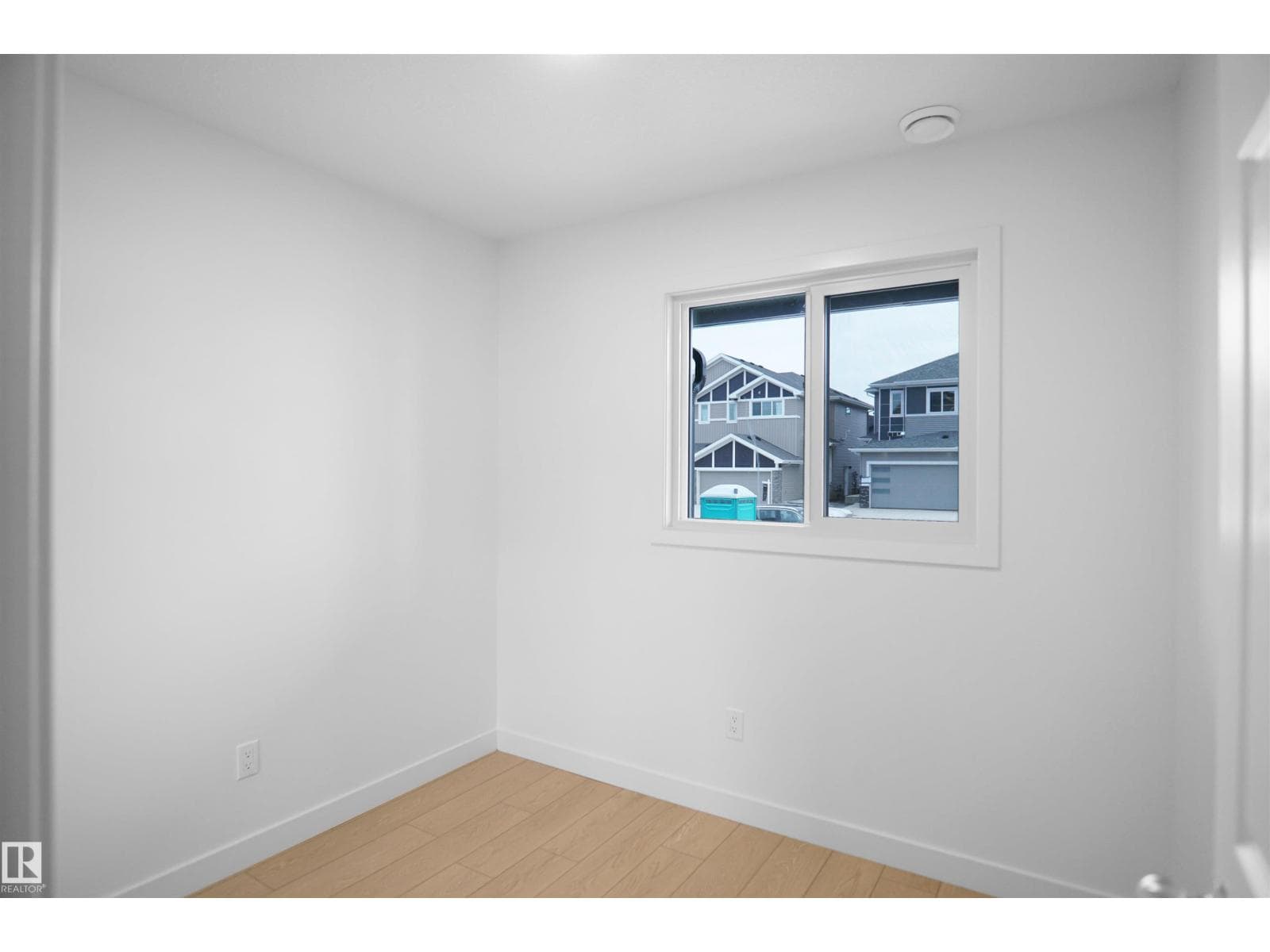 930 19 AV NW photo 4