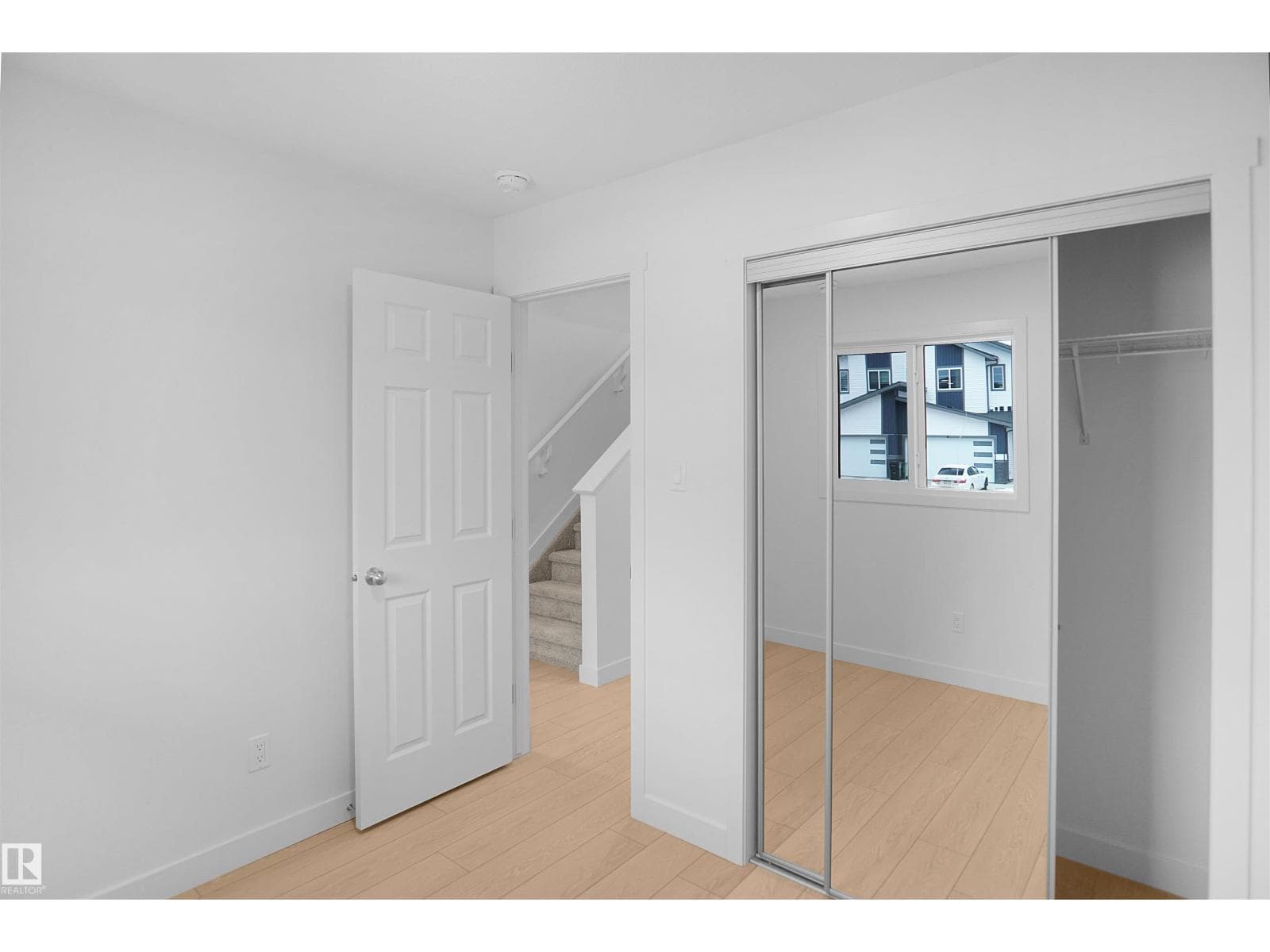 930 19 AV NW photo 5