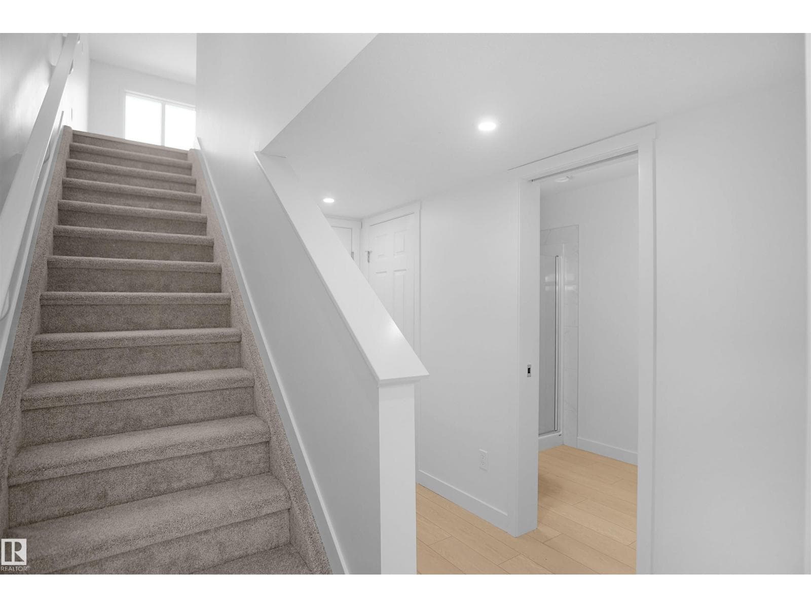930 19 AV NW photo 3
