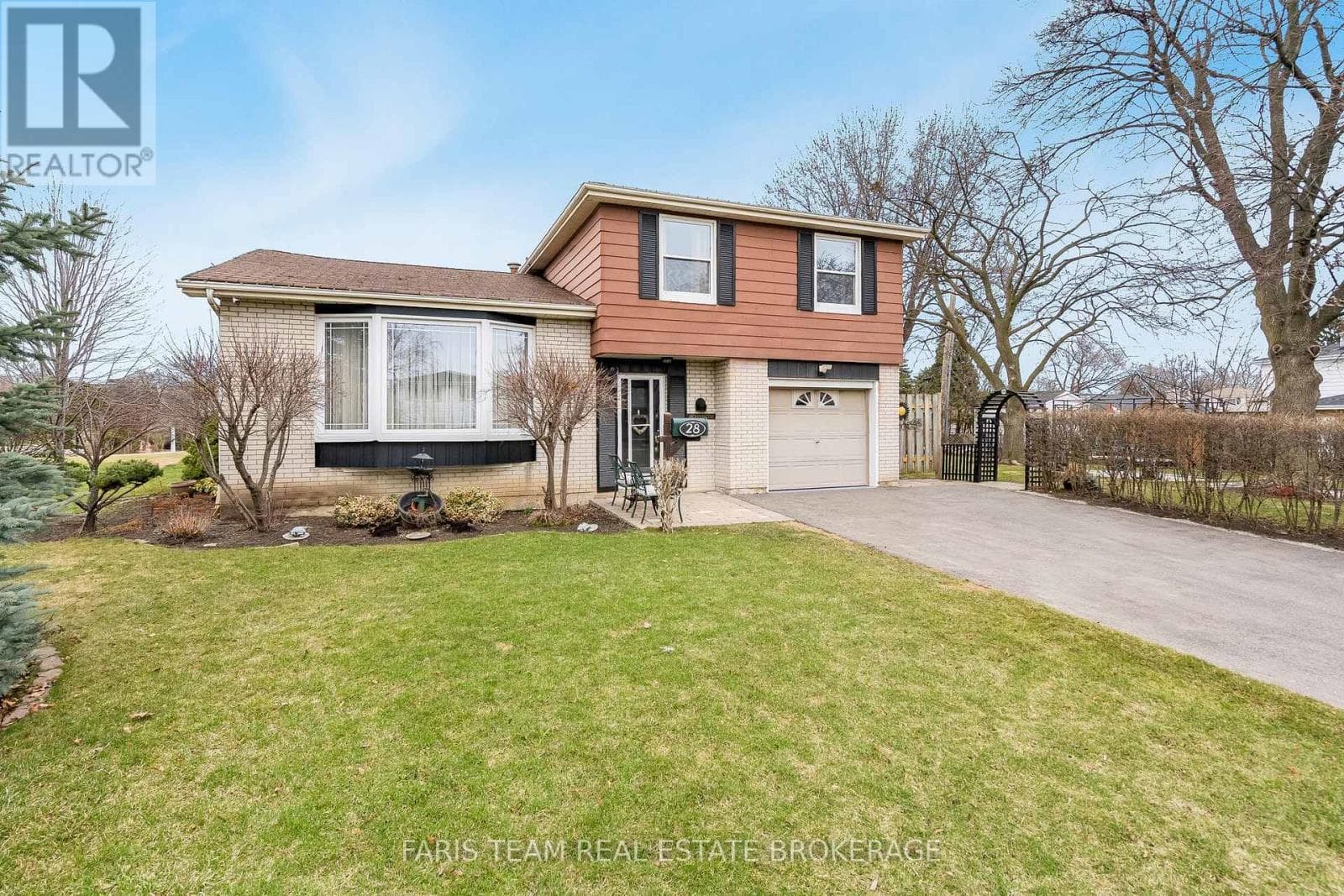 28 BROMLEY CRESCENT photo 2