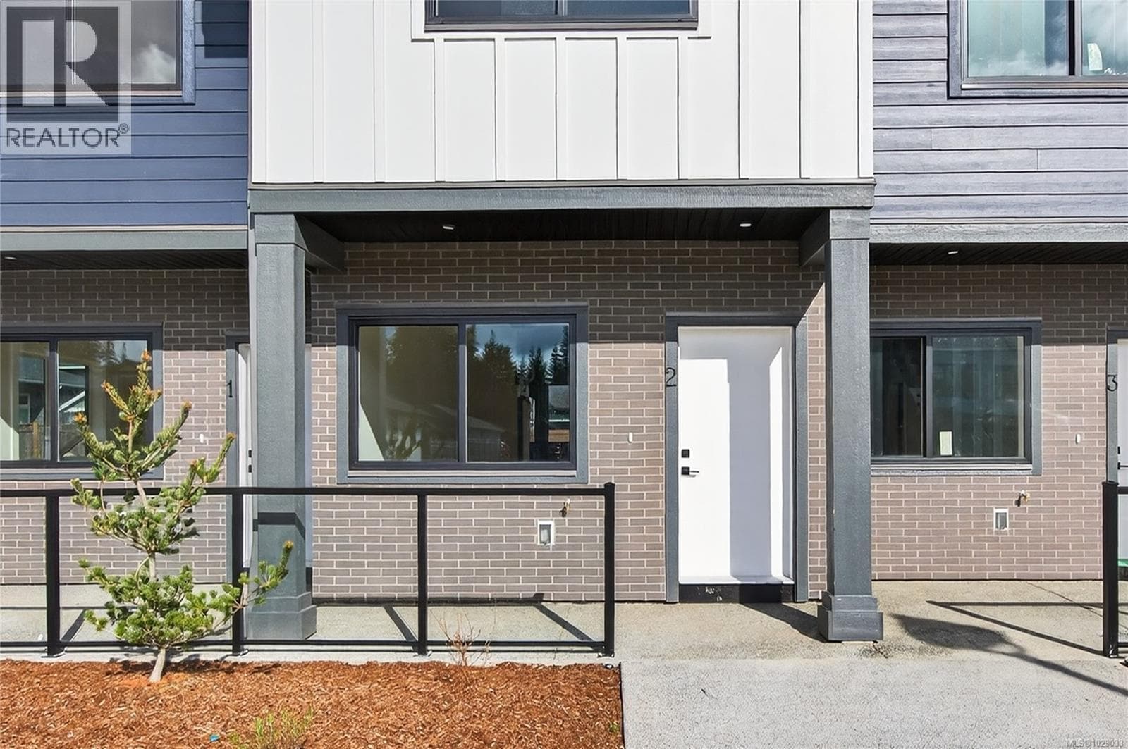 4 704 Beaver Creek Blvd photo 2