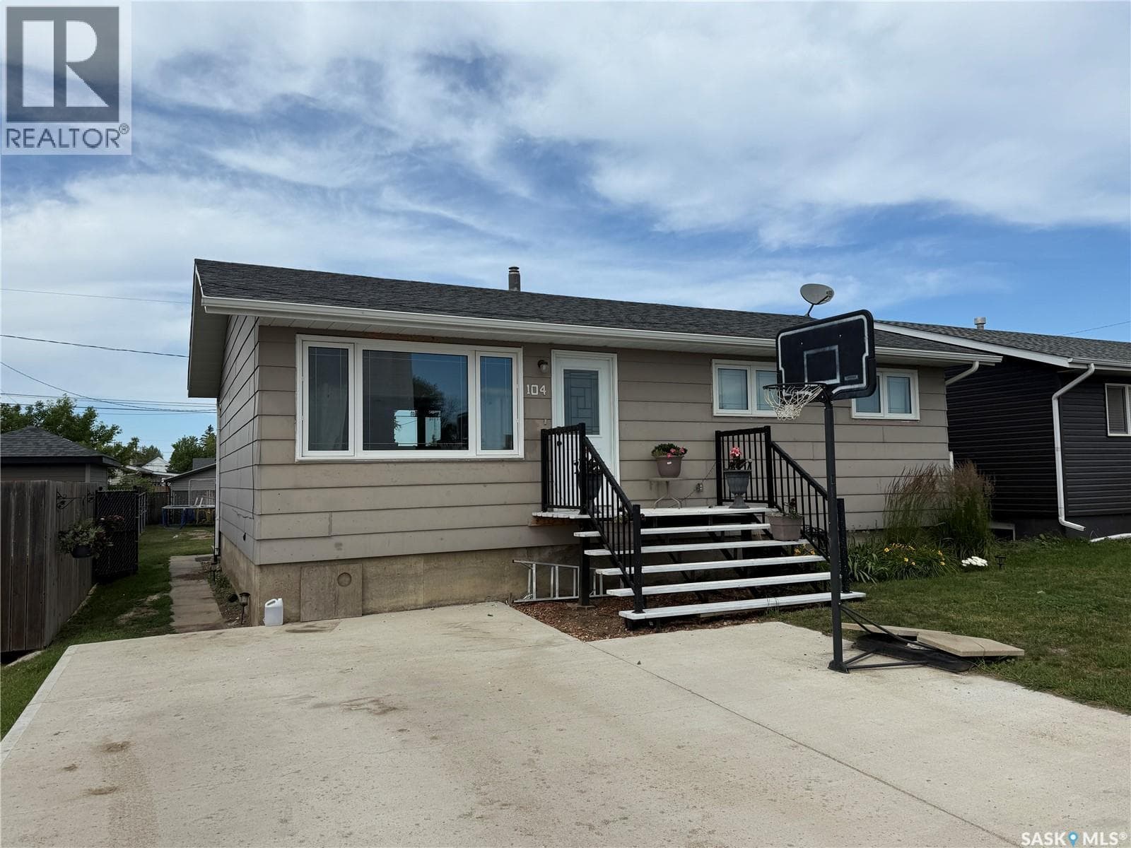 3 bed 2 bath single family at 104 Railway AVENUE E — $214,900