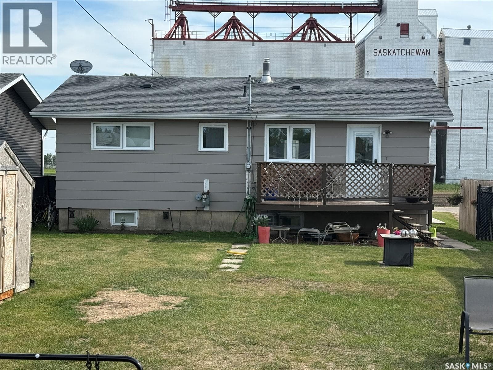 104 Railway AVENUE E photo 2
