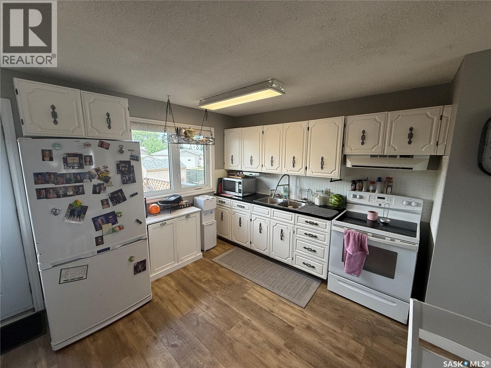 104 Railway AVENUE E photo 3