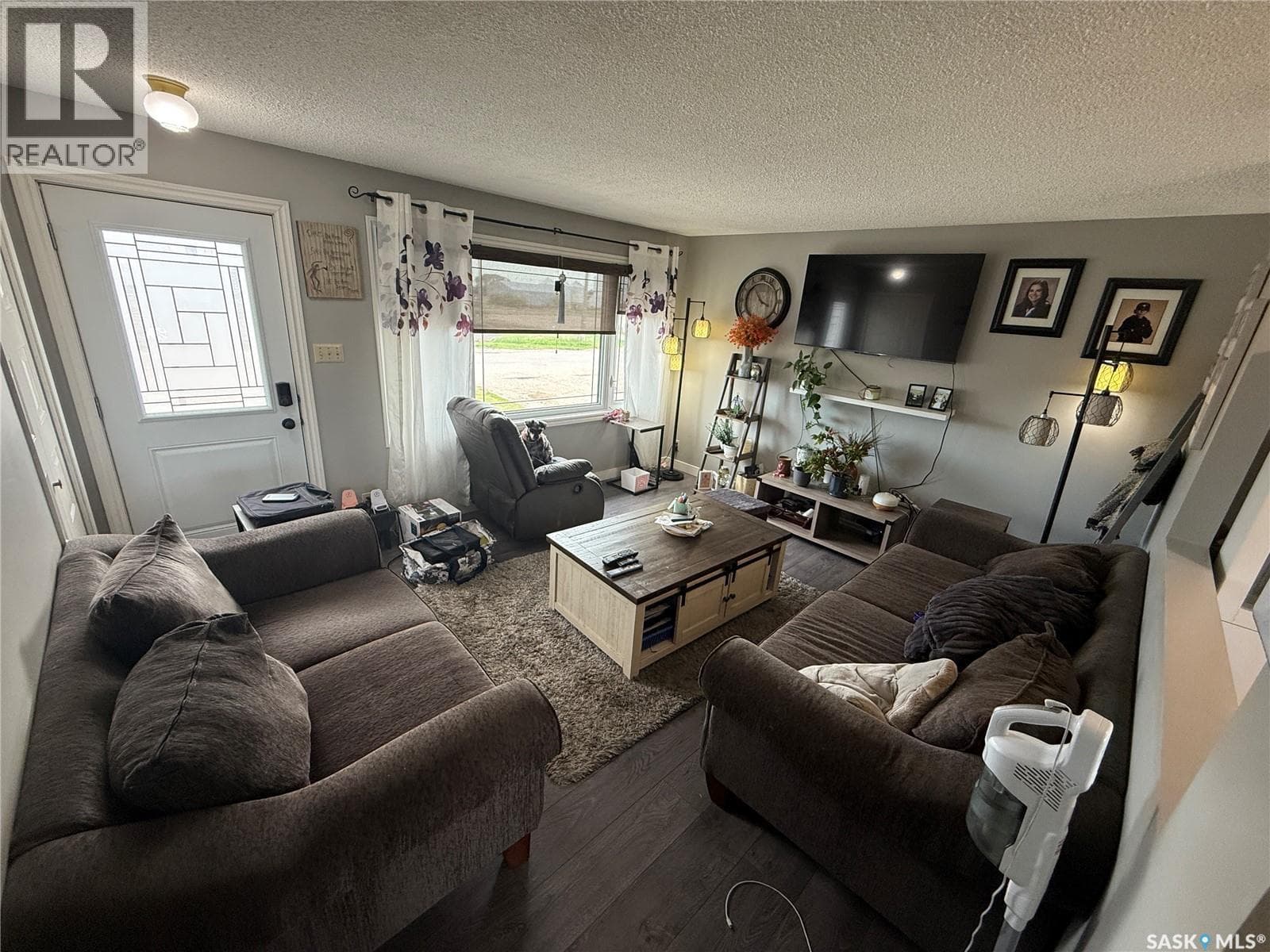 104 Railway AVENUE E photo 5