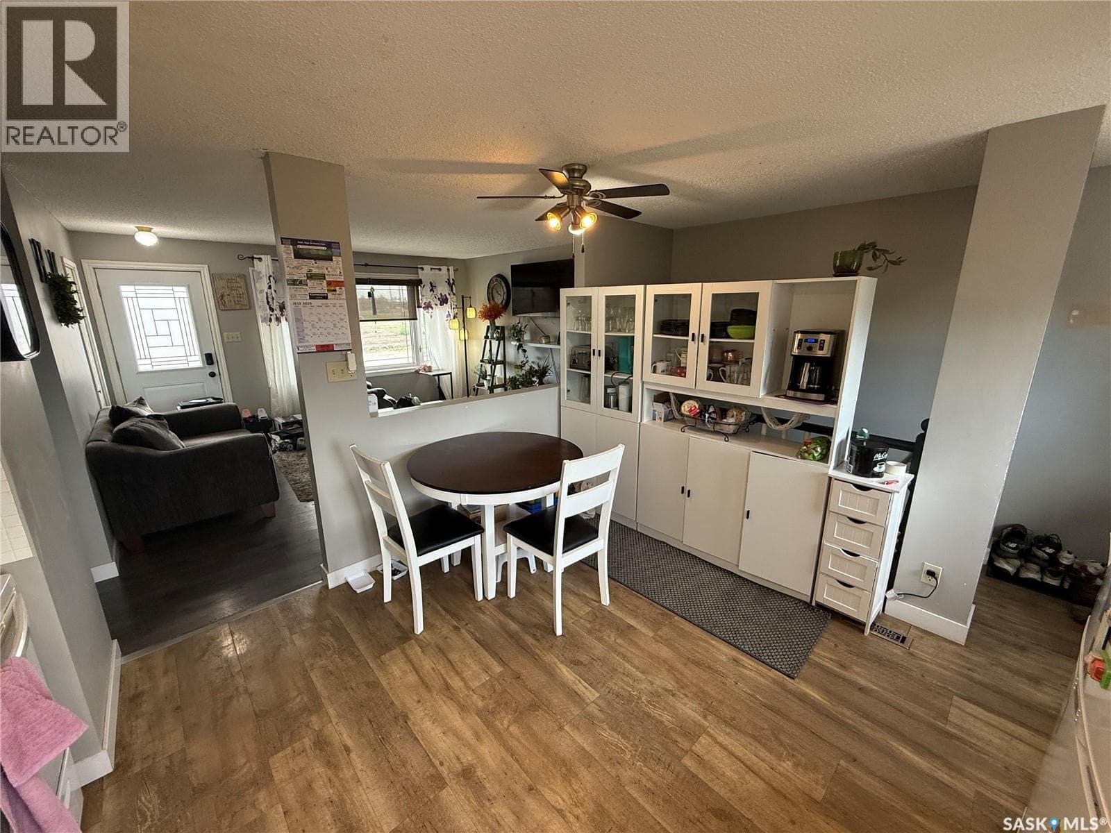 104 Railway AVENUE E photo 4