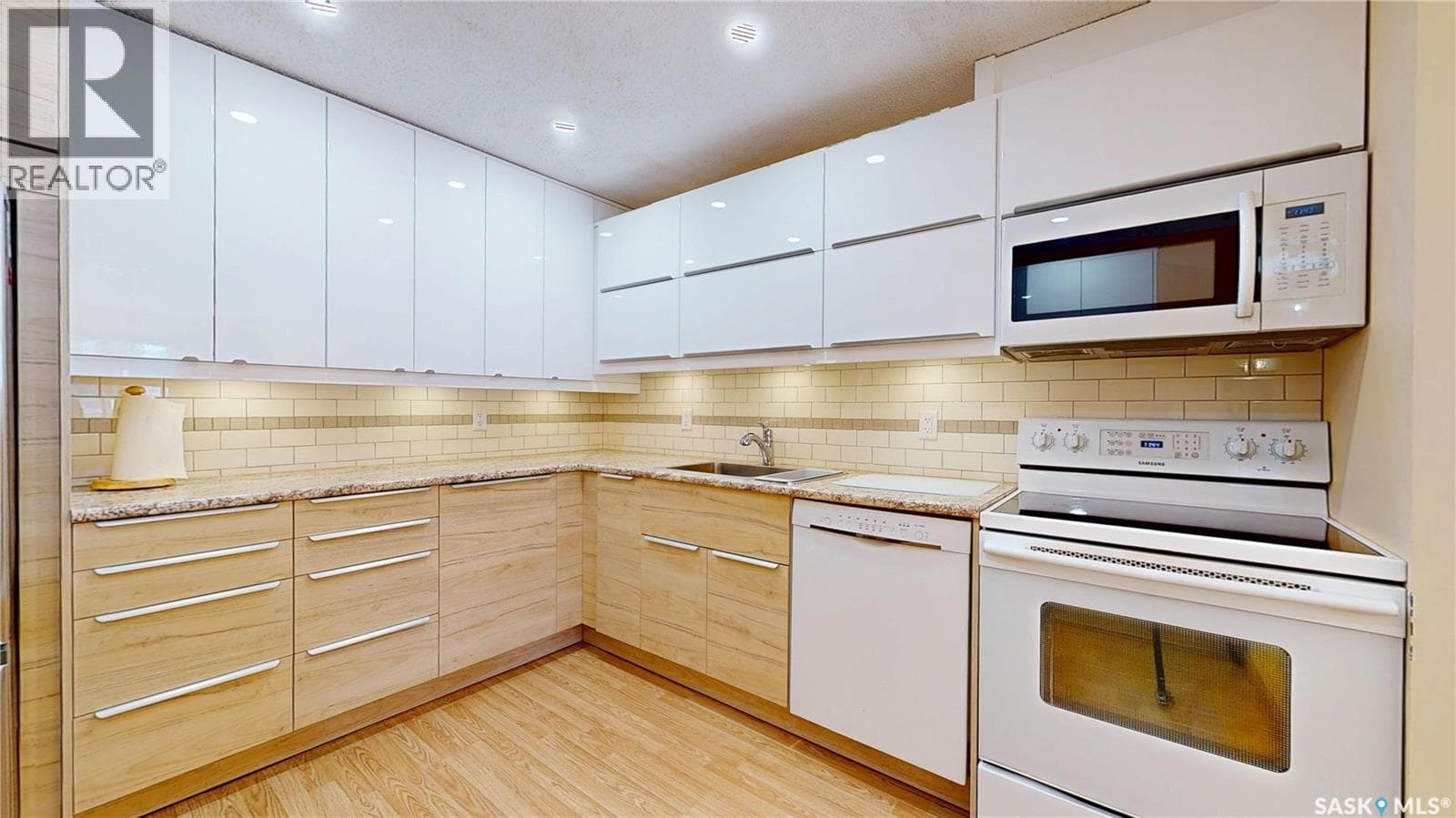 107 2727 VICTORIA AVENUE — photo 4