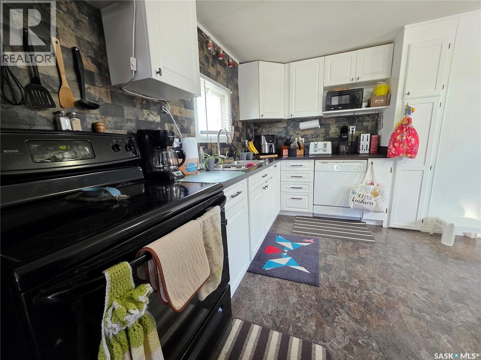 29 701 11th AVENUE NW — photo 2