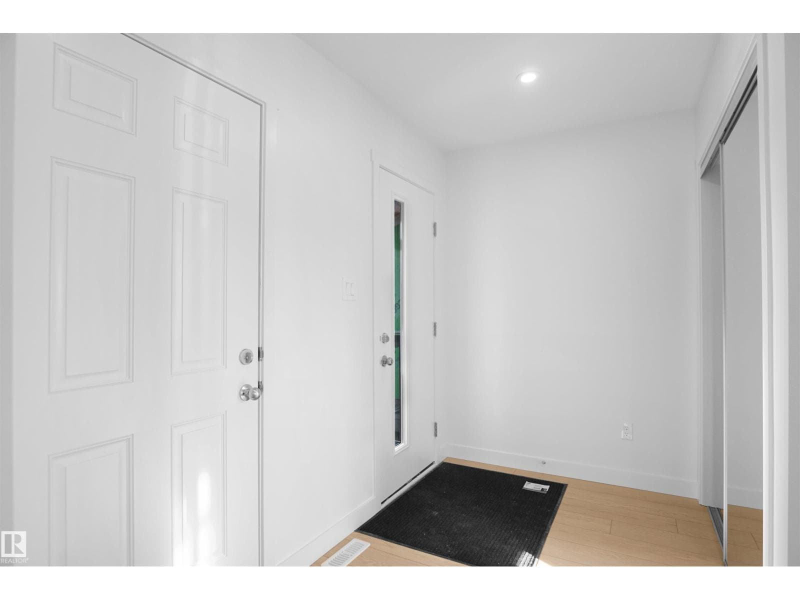 1535 208 ST NW photo 2