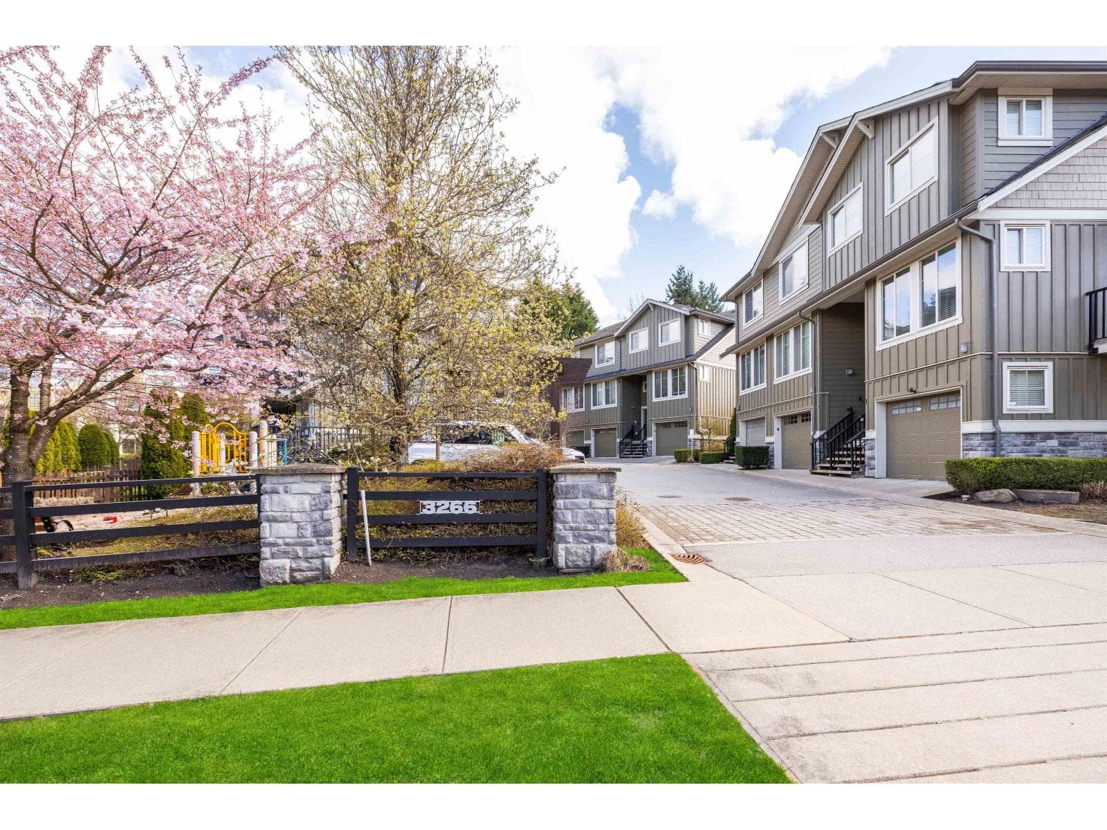 8 3266 147 STREET photo 2