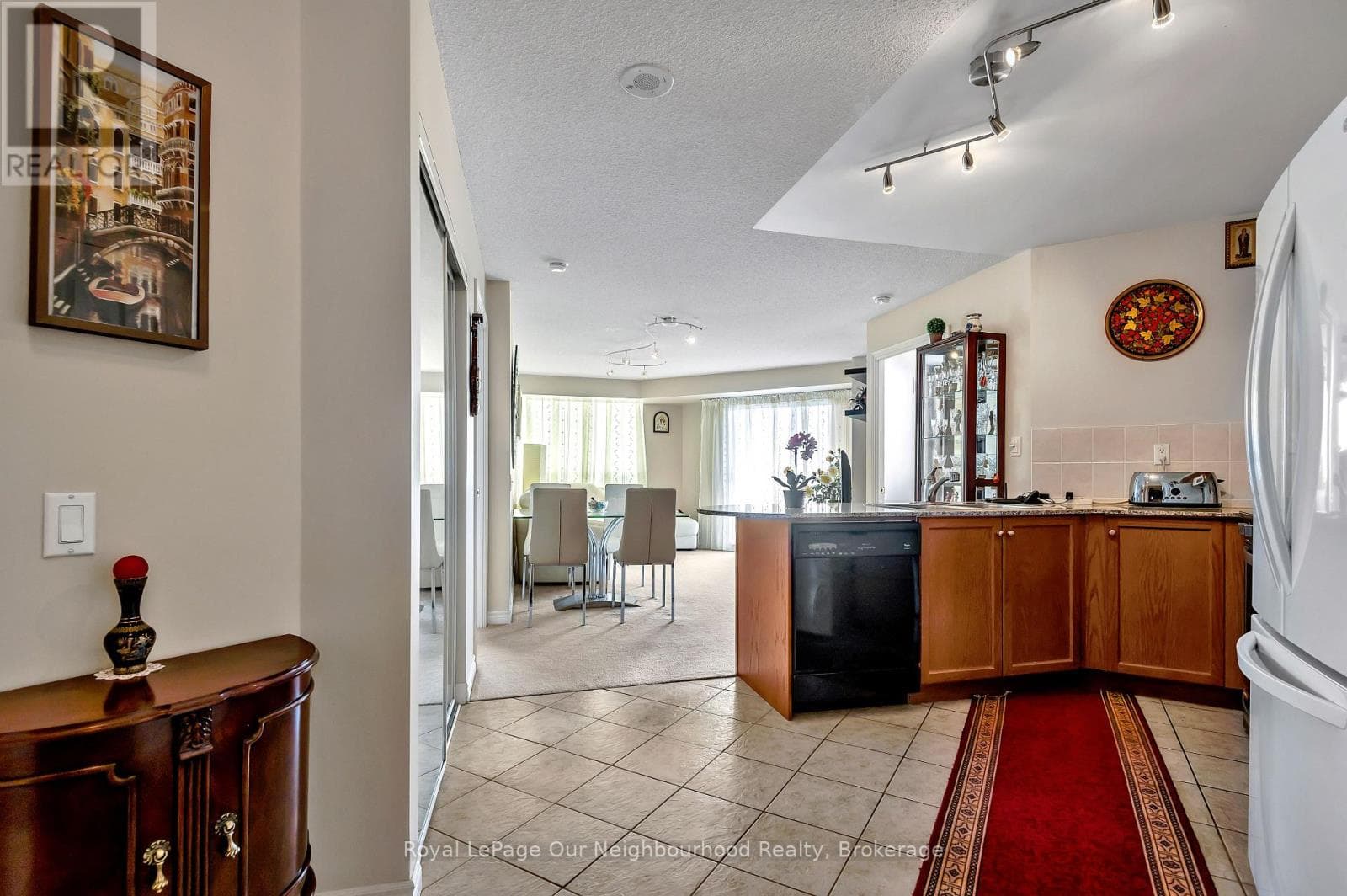 813 - 1720 EGLINTON AVENUE E photo 4