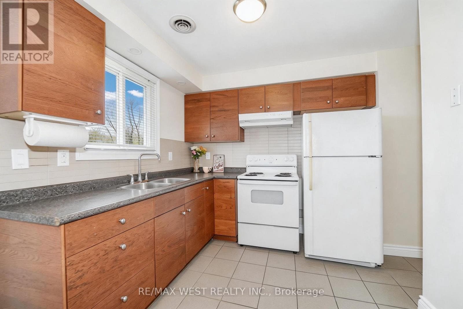 361 DWIGHT AVENUE photo 2