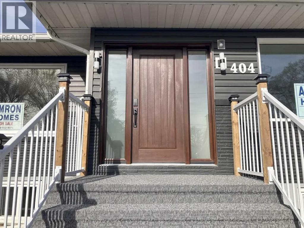 404 8 Street SW — photo 2