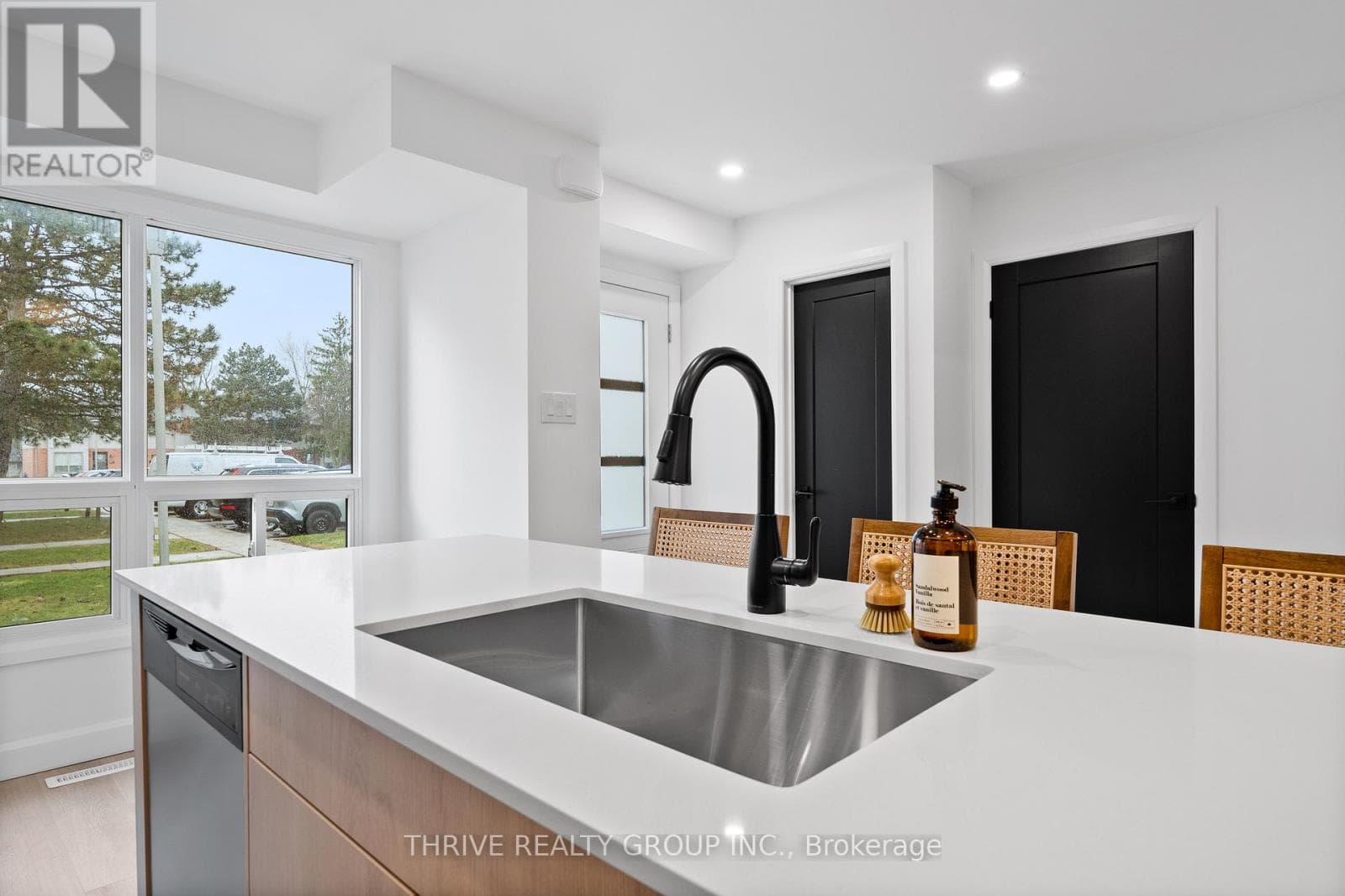41 - 355 SANDRINGHAM CRESCENT photo 4