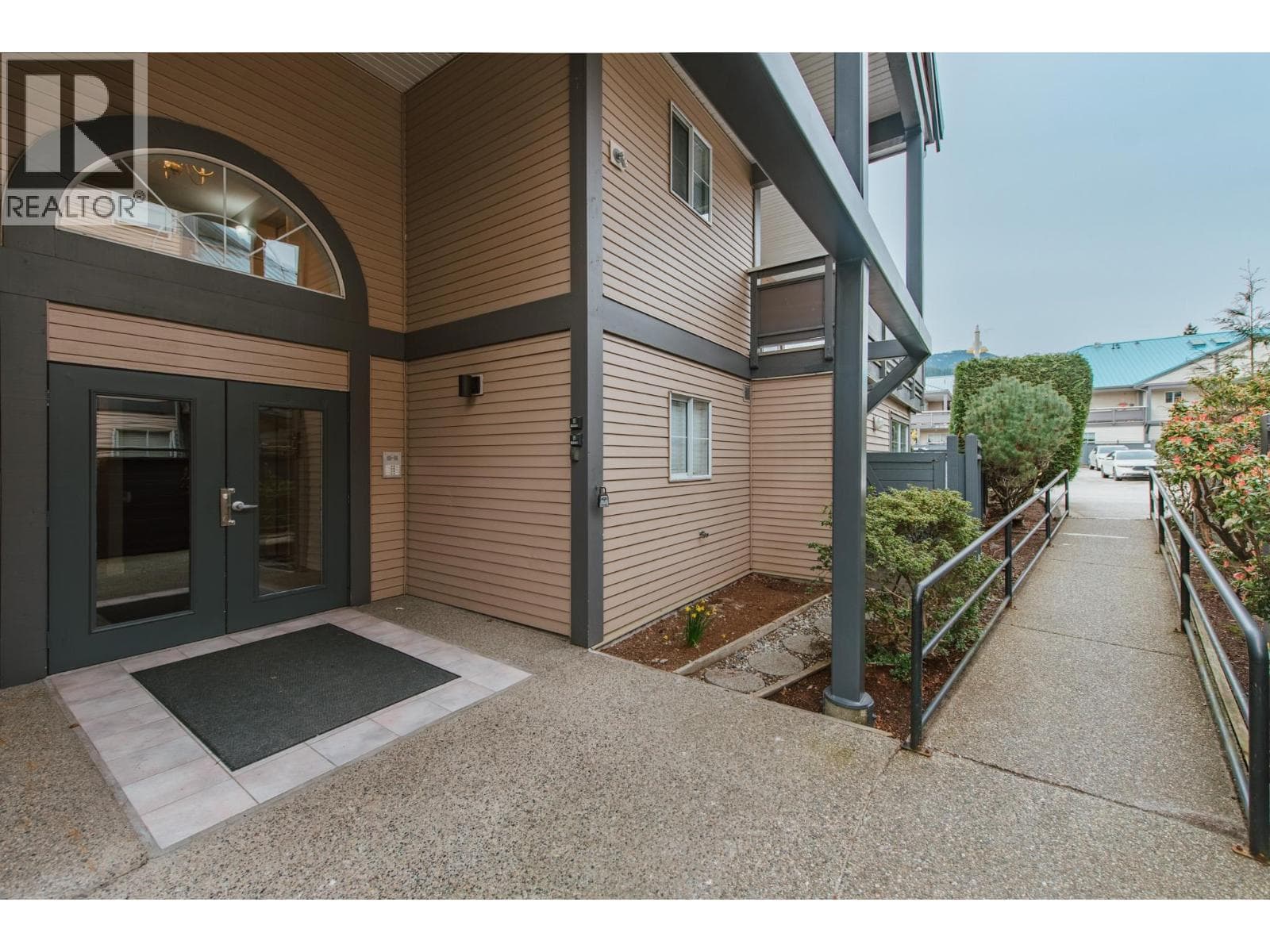 45 689 PARK ROAD photo 2