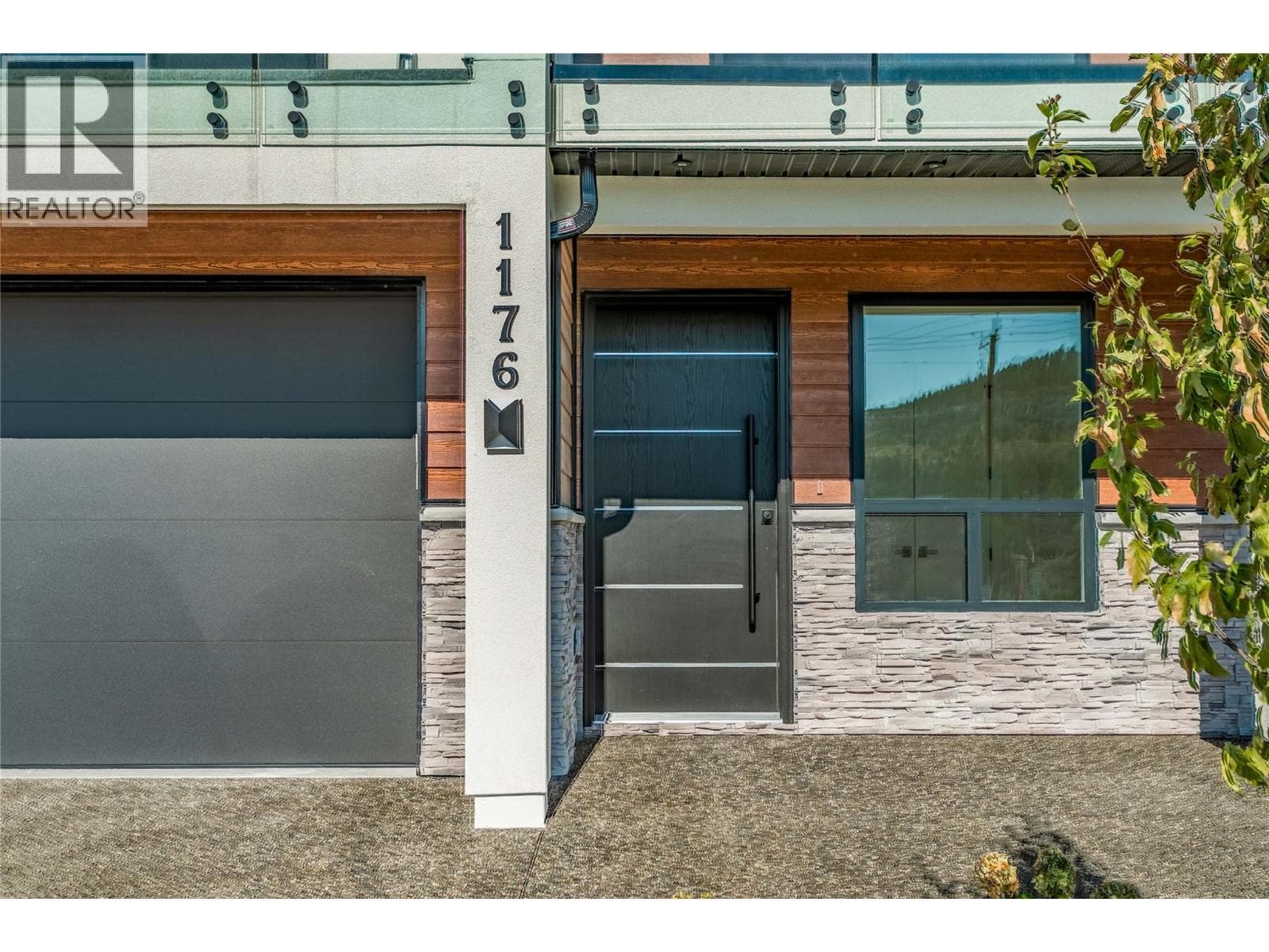 1176 Hume Avenue photo 4