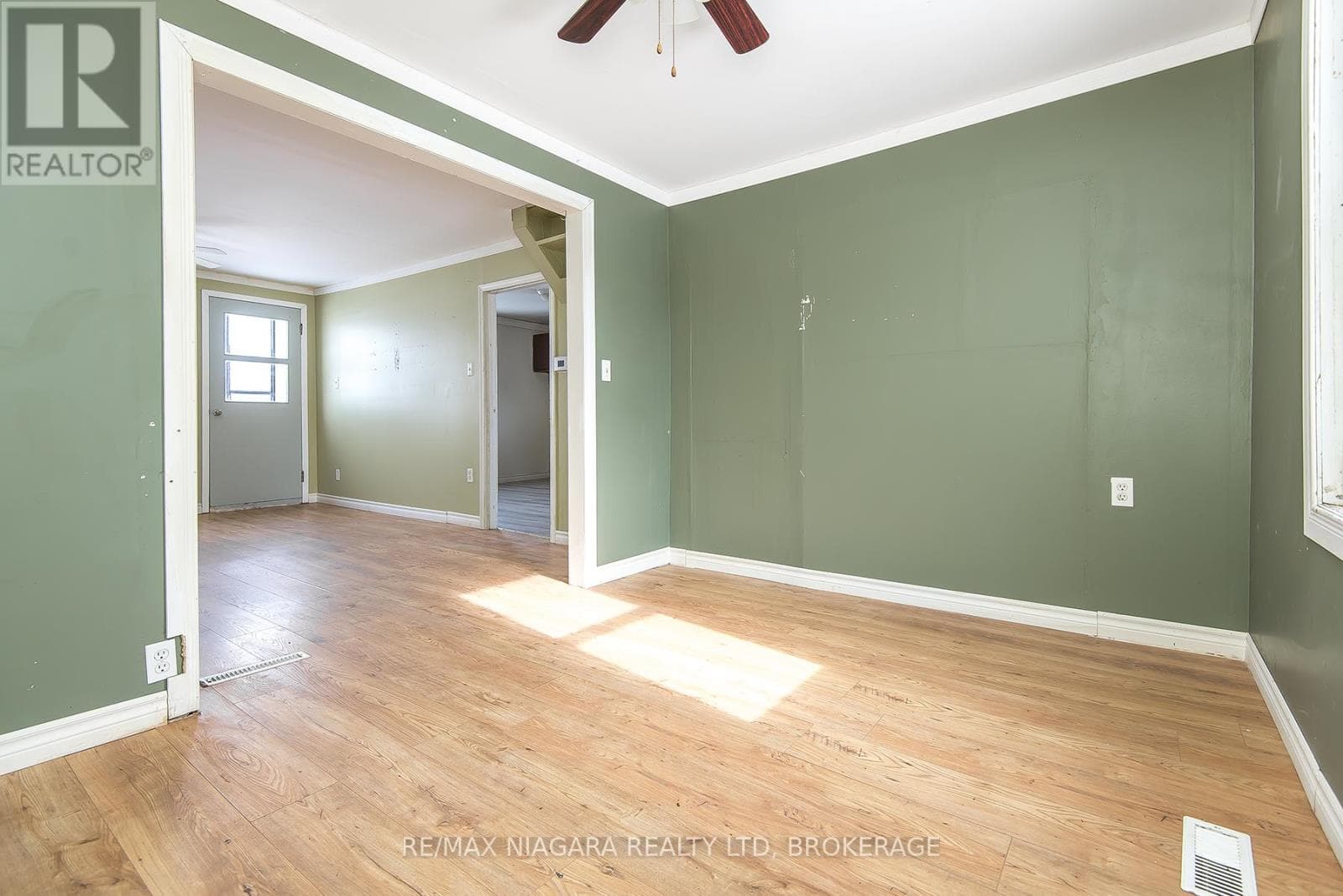 567 KILLALY STREET photo 4