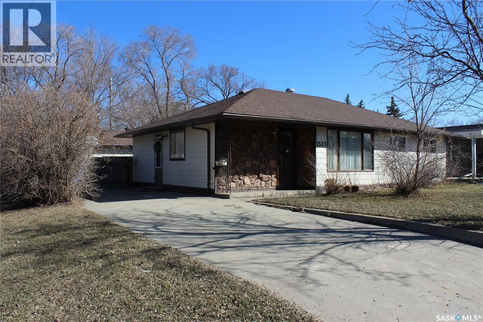 1533 Thorn CRESCENT photo 2