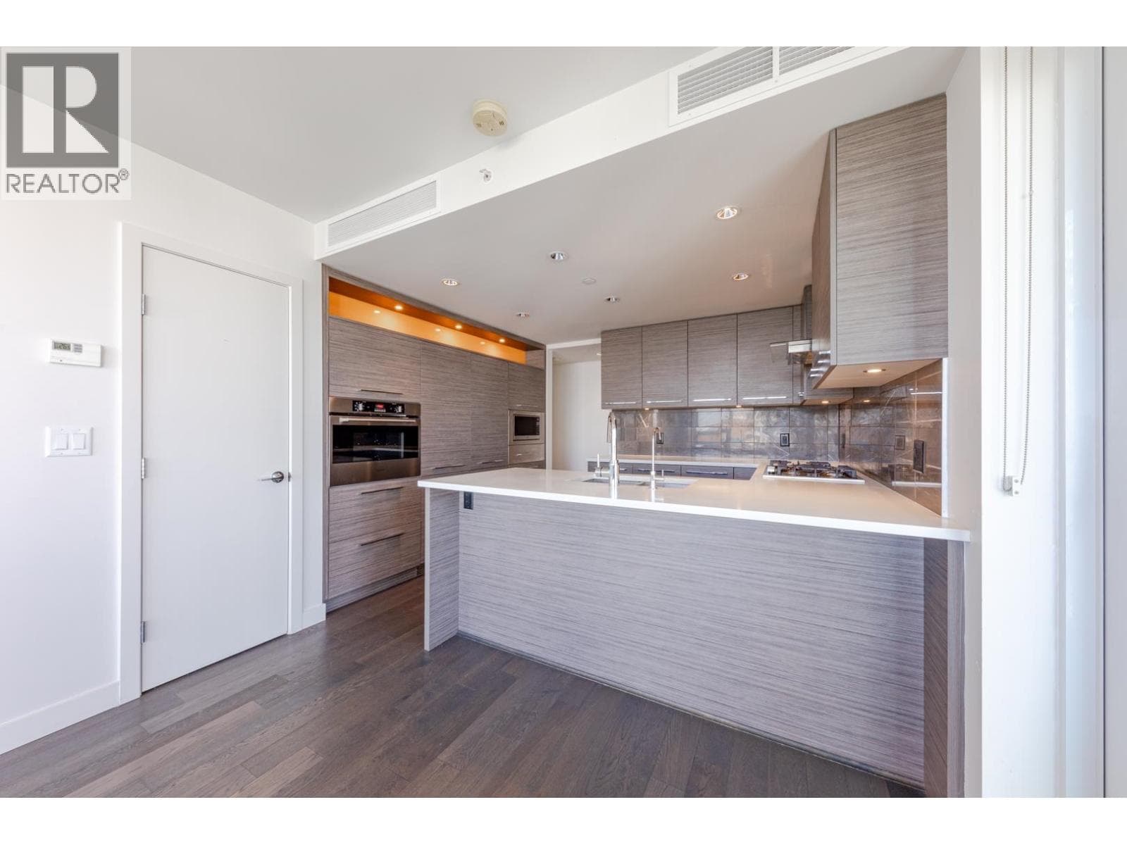902 7468 LANSDOWNE ROAD photo 3