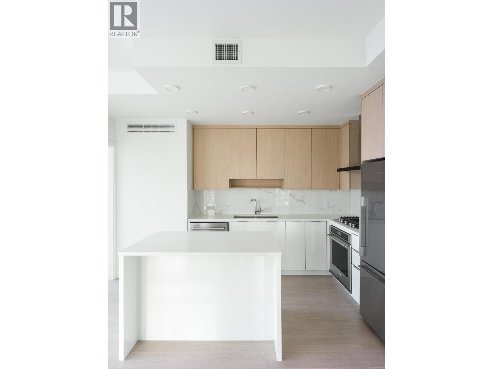 1308 699 WHITING WAY photo 3