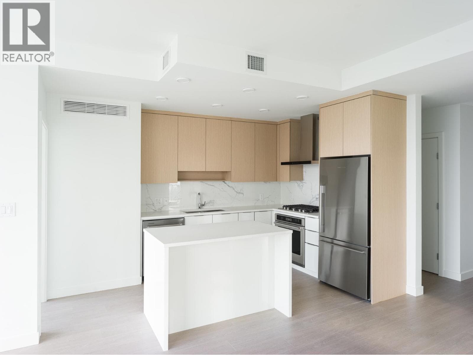 1308 699 WHITING WAY photo 4