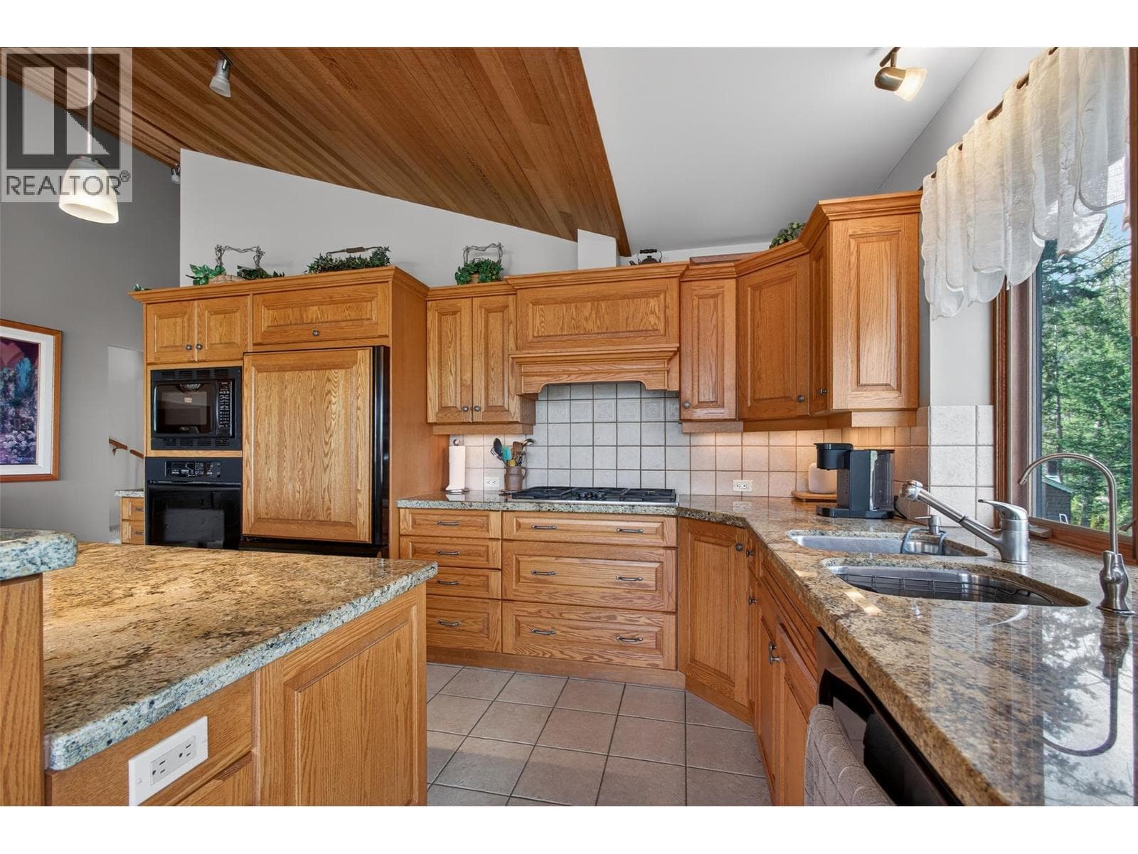 935 Lloyd Jones Drive photo 4