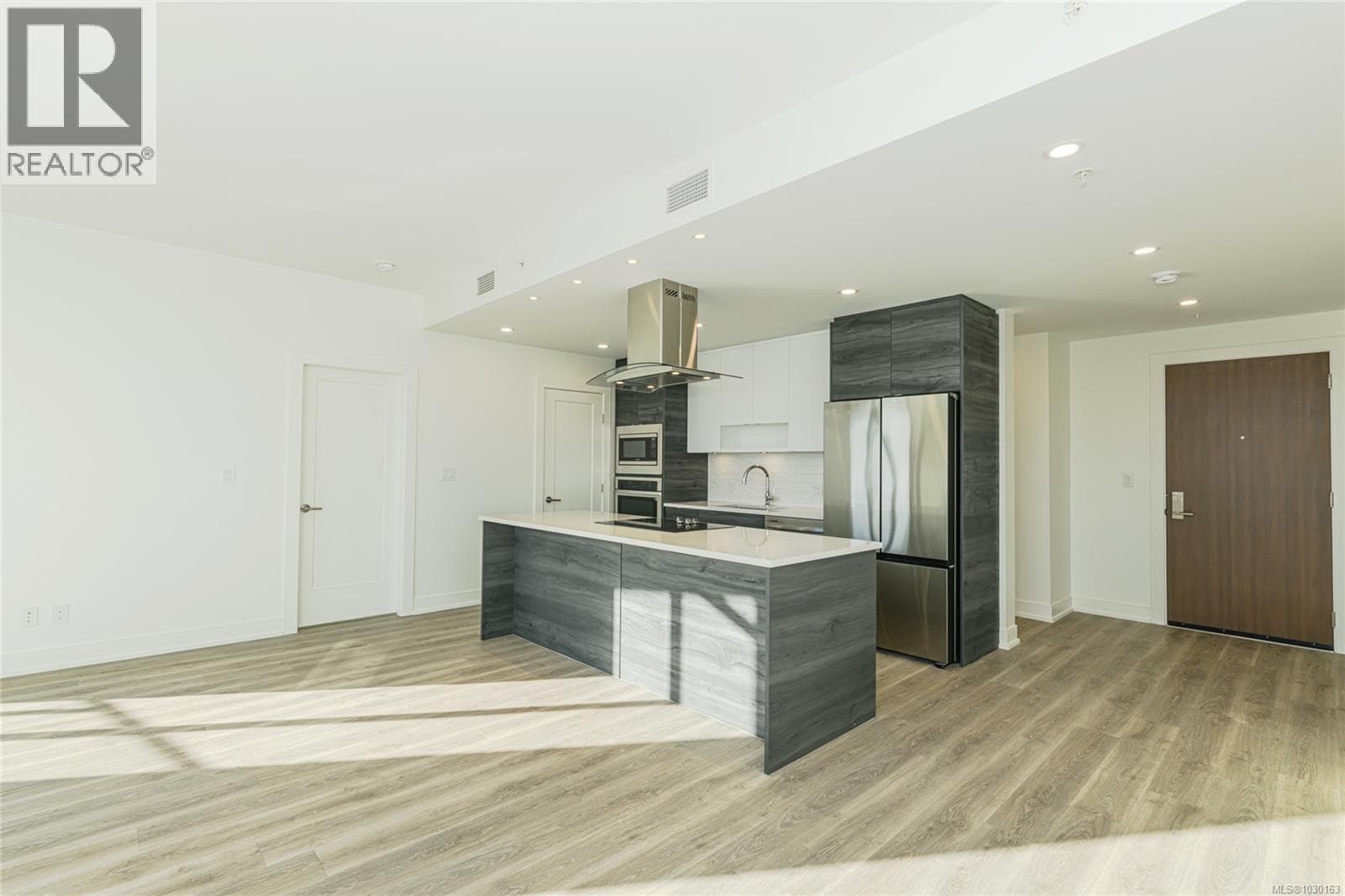 904 1628 Store St photo 4