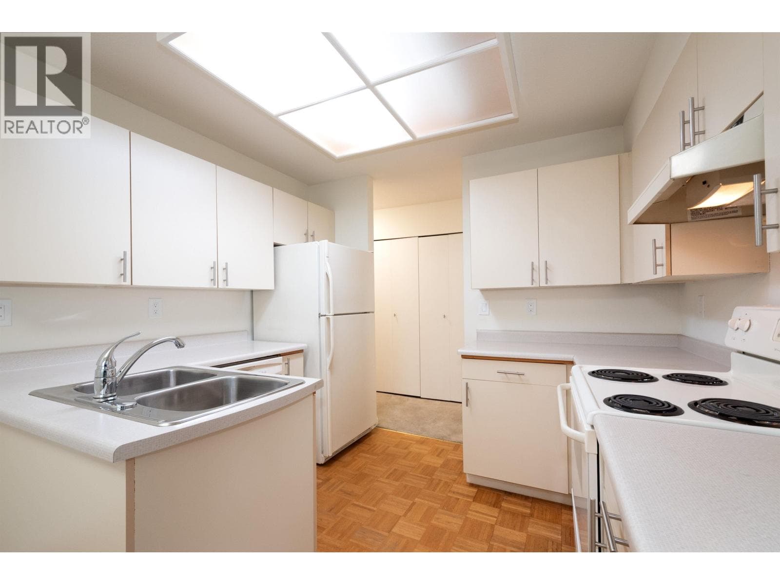 203 7600 FRANCIS ROAD photo 4