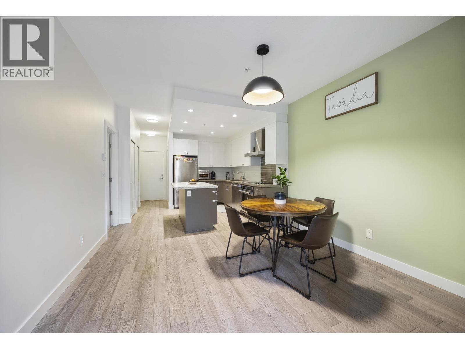209 3399 NOEL DRIVE photo 4