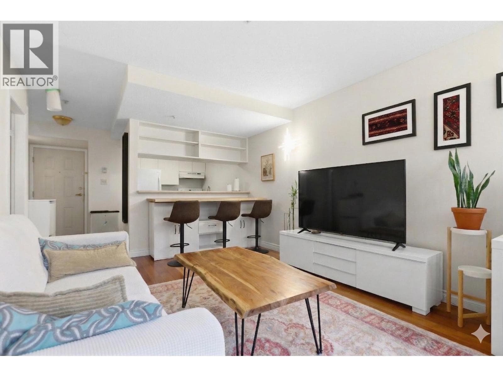 103 3480 YARDLEY AVENUE photo 2