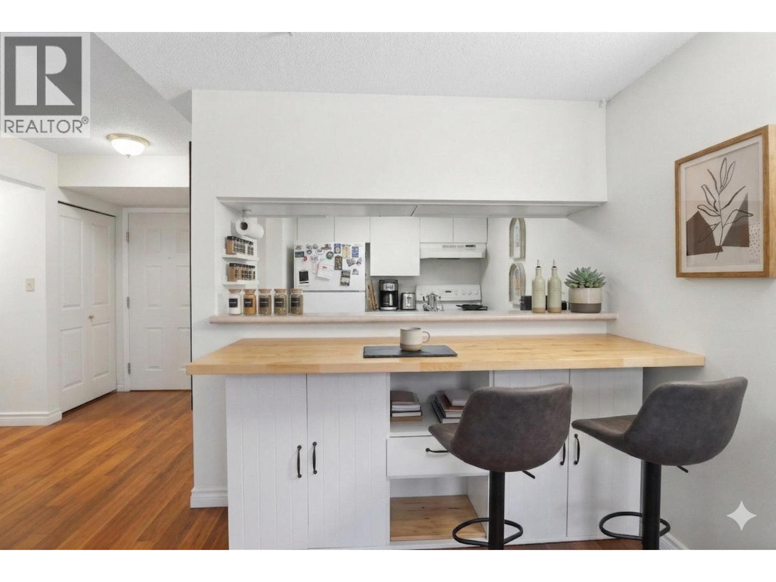 103 3480 YARDLEY AVENUE photo 3