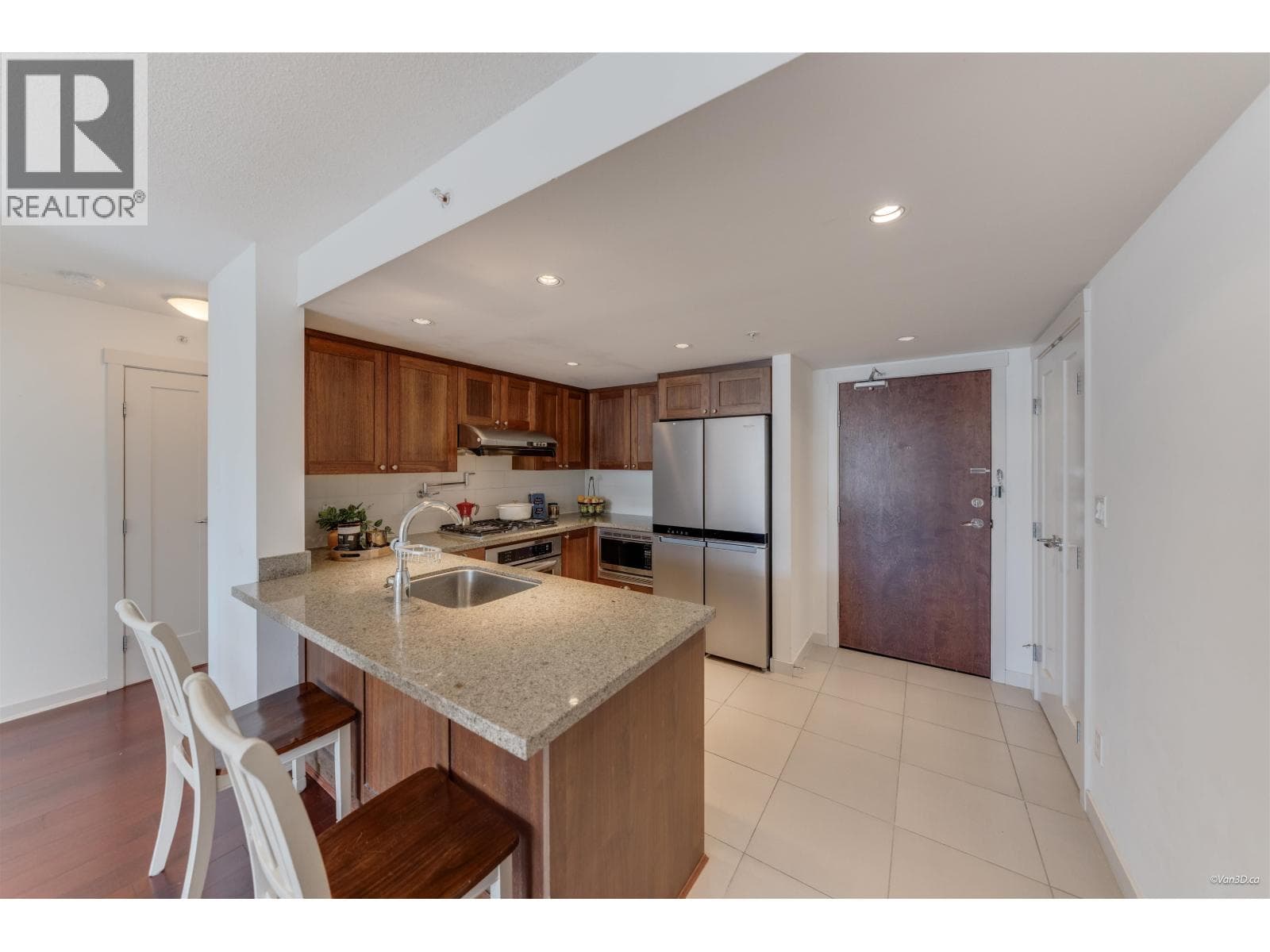 228 9373 HEMLOCK DRIVE photo 4