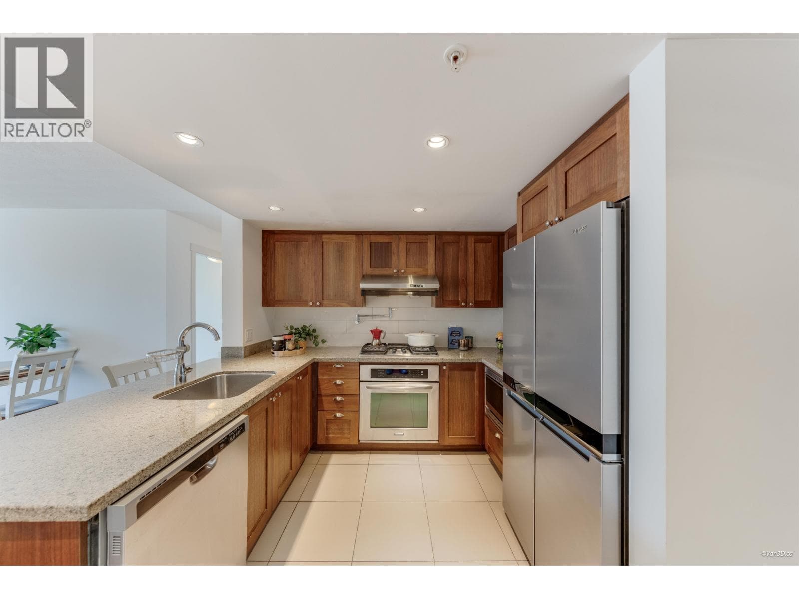 228 9373 HEMLOCK DRIVE photo 3