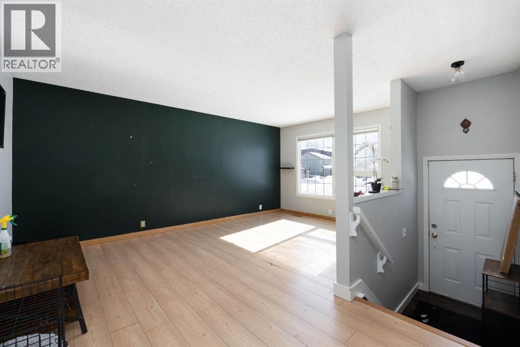 241 Bird Crescent photo 2