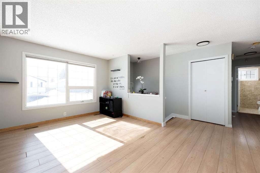 241 Bird Crescent photo 3